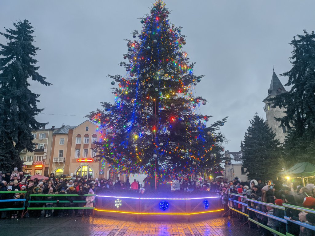 Засяяла головна ялинка громади і... маленькі оченята