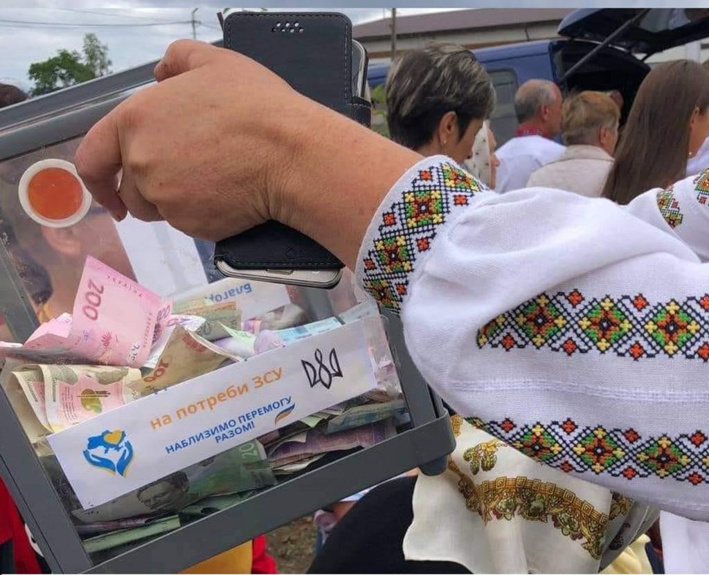 Прийдіть і зав'яжіть свою стрічку в українську ПЕРЕМОГУ