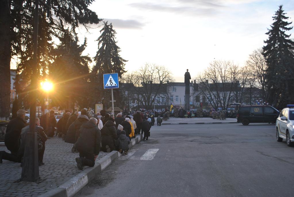  Рогатинська громада на колінах зустріла Героя