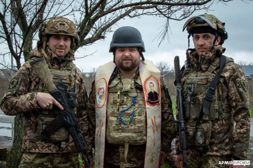 Військовий капелан Іван Дяків : я пішов в армію, щоби бути воїнам опорою 