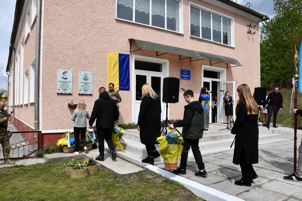 У Чесниках відкрили дві пам’ятні дошки на честь Андрія Білоуса й Тараса Кави