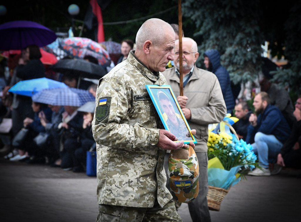 Рогатинська громада на колінах зустріла Героя Тараса Кузенка 