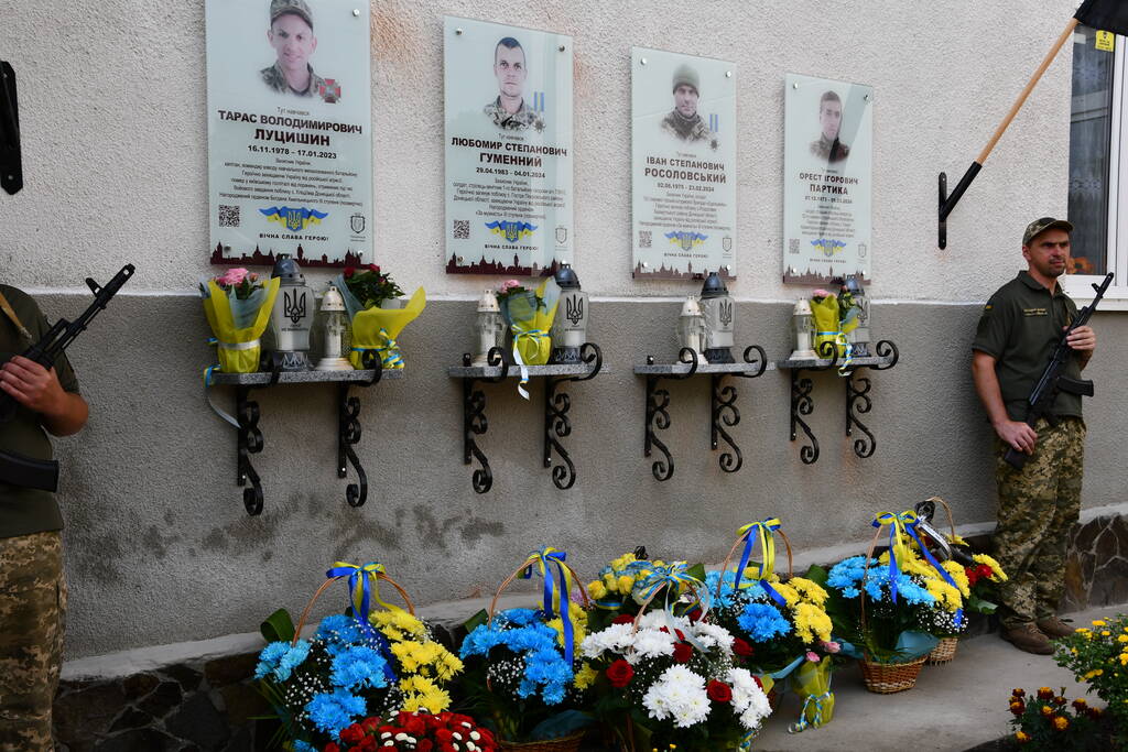 Меморіальна дошка - символ пам'яті 