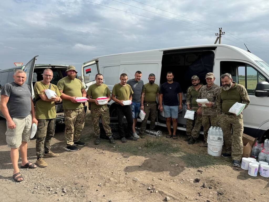  Квадрик, «рій» дронів та «БУМБОКСИ»: чергова партія допомоги дісталася фронту 