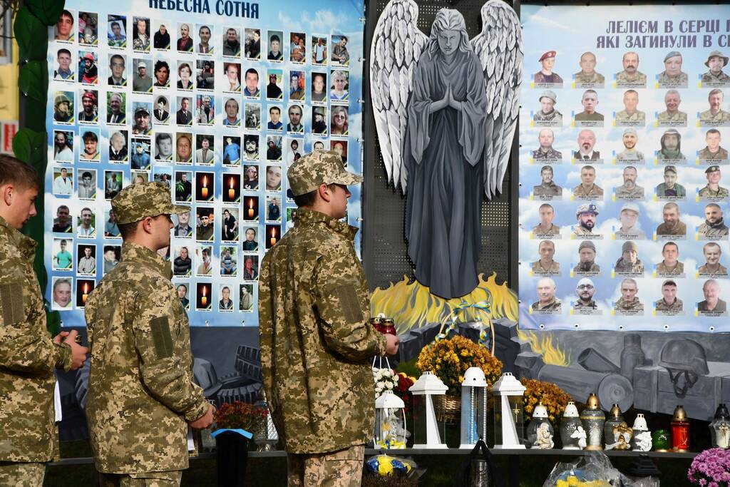 В ОБ'ЄКТИВІ : Мистецька акція «Не здолати тебе, Україно, бо не можна здолати любов»