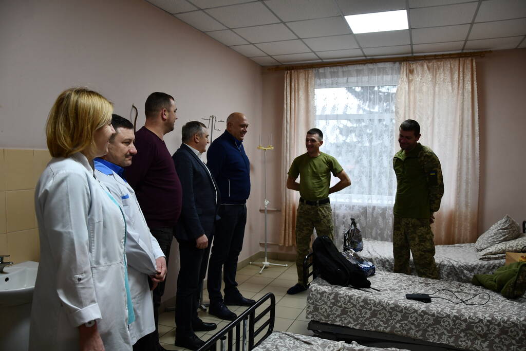 У День Збройних сил України Миколай відвідав воїнів у лікарняних палатах