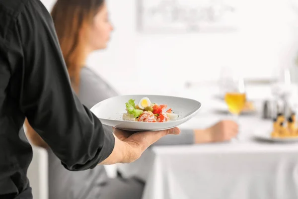 Безпечність харчових продуктів: відвідування кафе і ресторанів – що варто знати