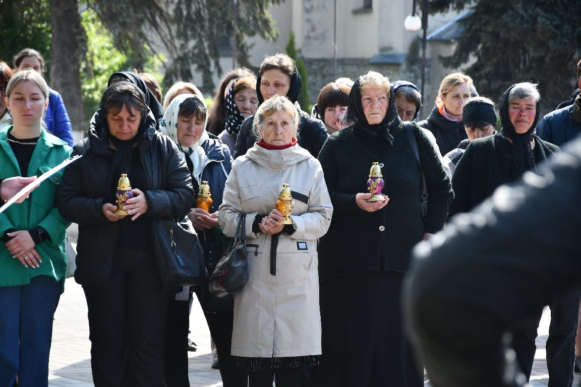 Вони тримають небо своїми молитвами, бо їхні Сини вже тримають його своїми крилами